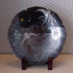 八葉飾り皿「波涛に鶴」