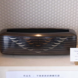 平象嵌波紋鋳銅花器